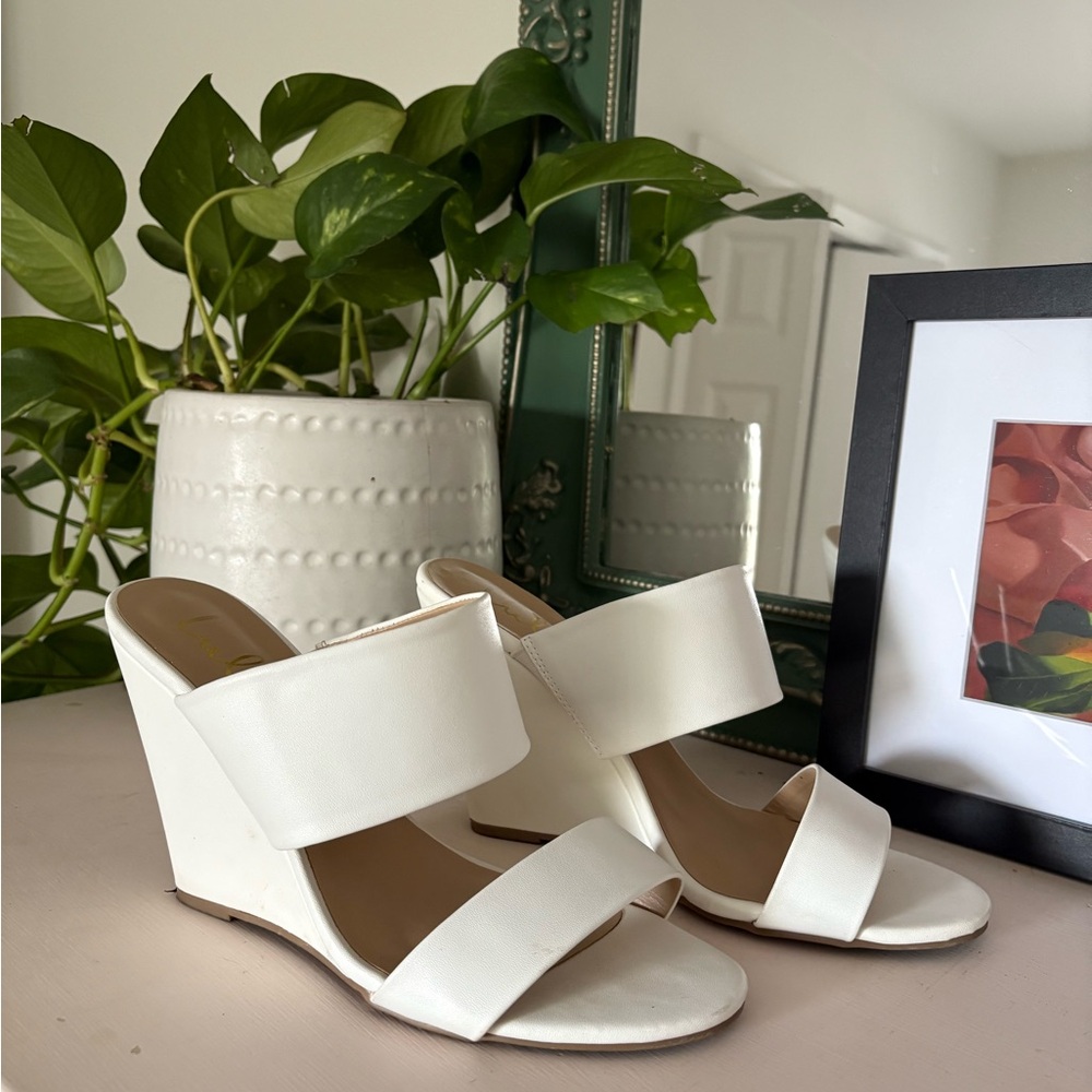 Lulu’s Biava White Wedge Sandals 8.5